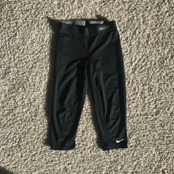 Nike Pants - Nike Pro Cropped leggings